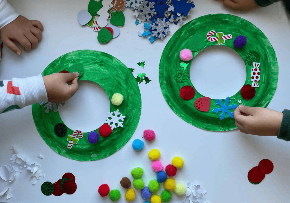 Easy DIY Paper Christmas Wreath for Toddlers & Preschoolers ...